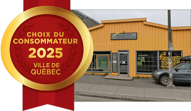 Logo du 'Choix du Consommateur 2025' de la Ville de Québec, affiché devant un bâtiment jaune avec une enseigne bleue indiquant le nom d'une entreprise Logo du 'Choix du Consommateur 2025' de la Ville de Québec, affiché devant un bâtiment jaune avec une enseigne bleue indiquant le nom d'une entreprise